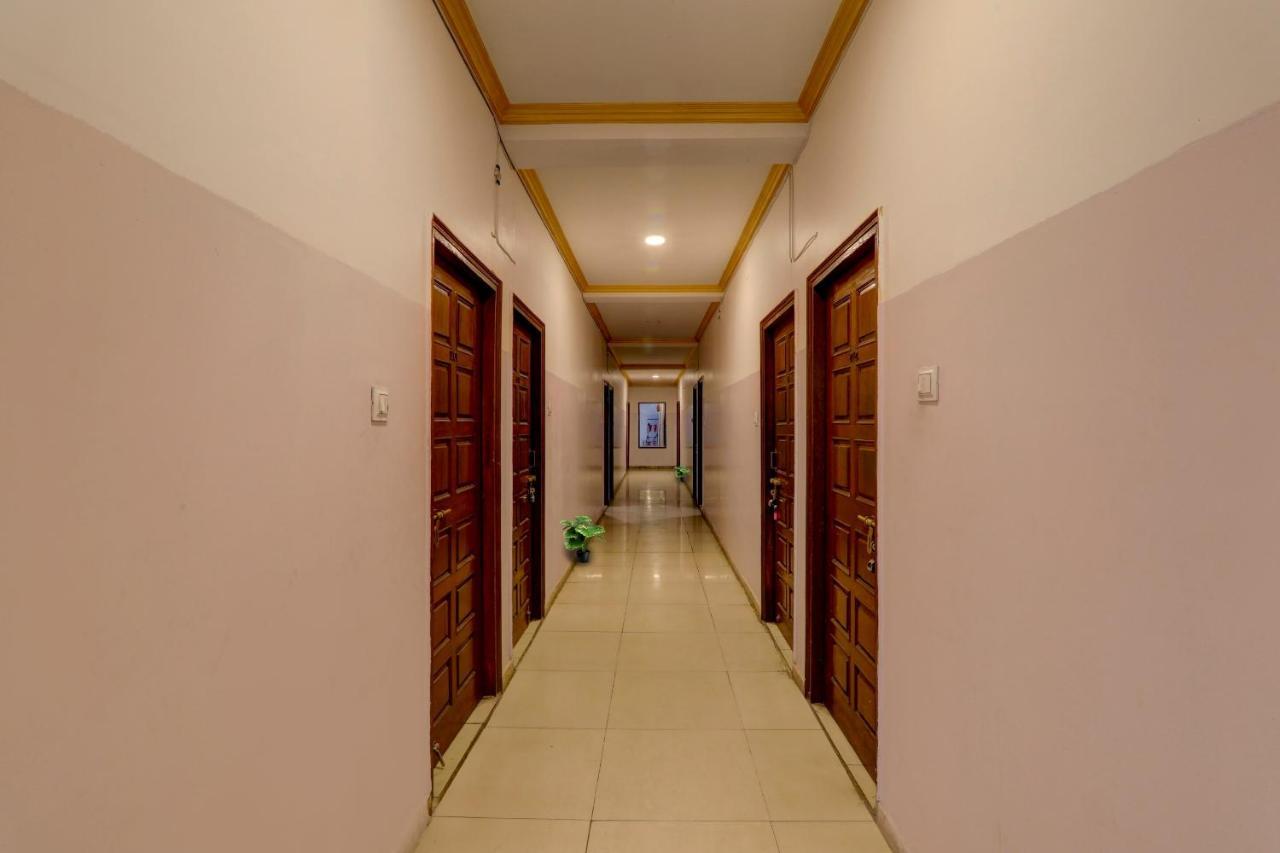 Collection O Premier Near Hazratganj Hotel Лакнау Екстериор снимка
