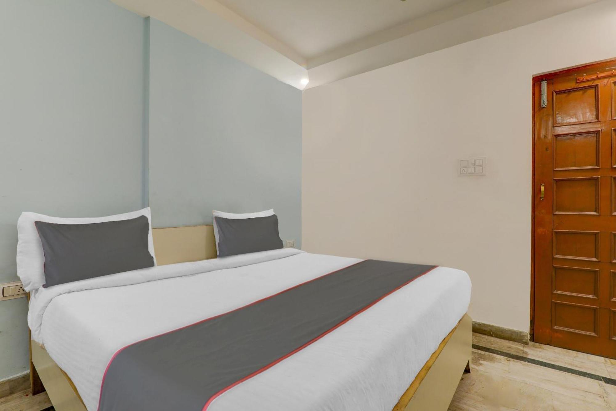 Collection O Premier Near Hazratganj Hotel Лакнау Екстериор снимка