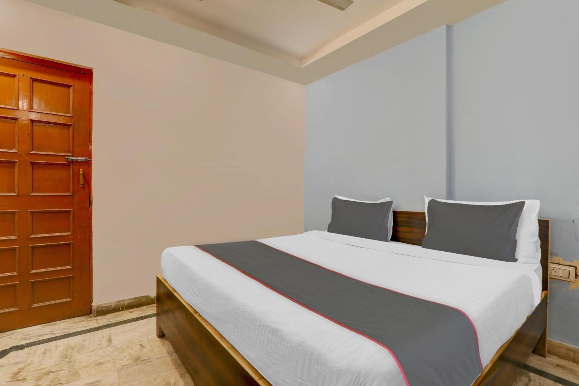 Collection O Premier Near Hazratganj Hotel Лакнау Екстериор снимка