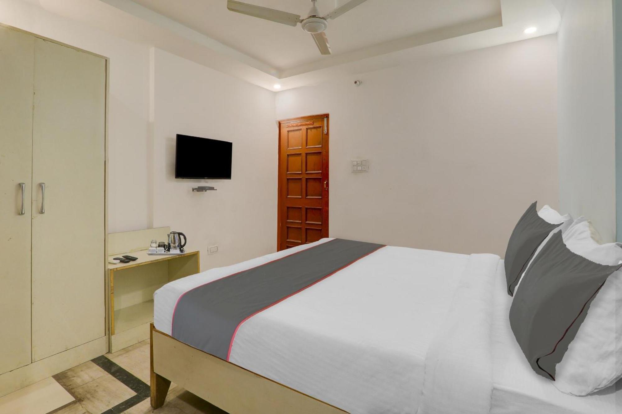 Collection O Premier Near Hazratganj Hotel Лакнау Екстериор снимка