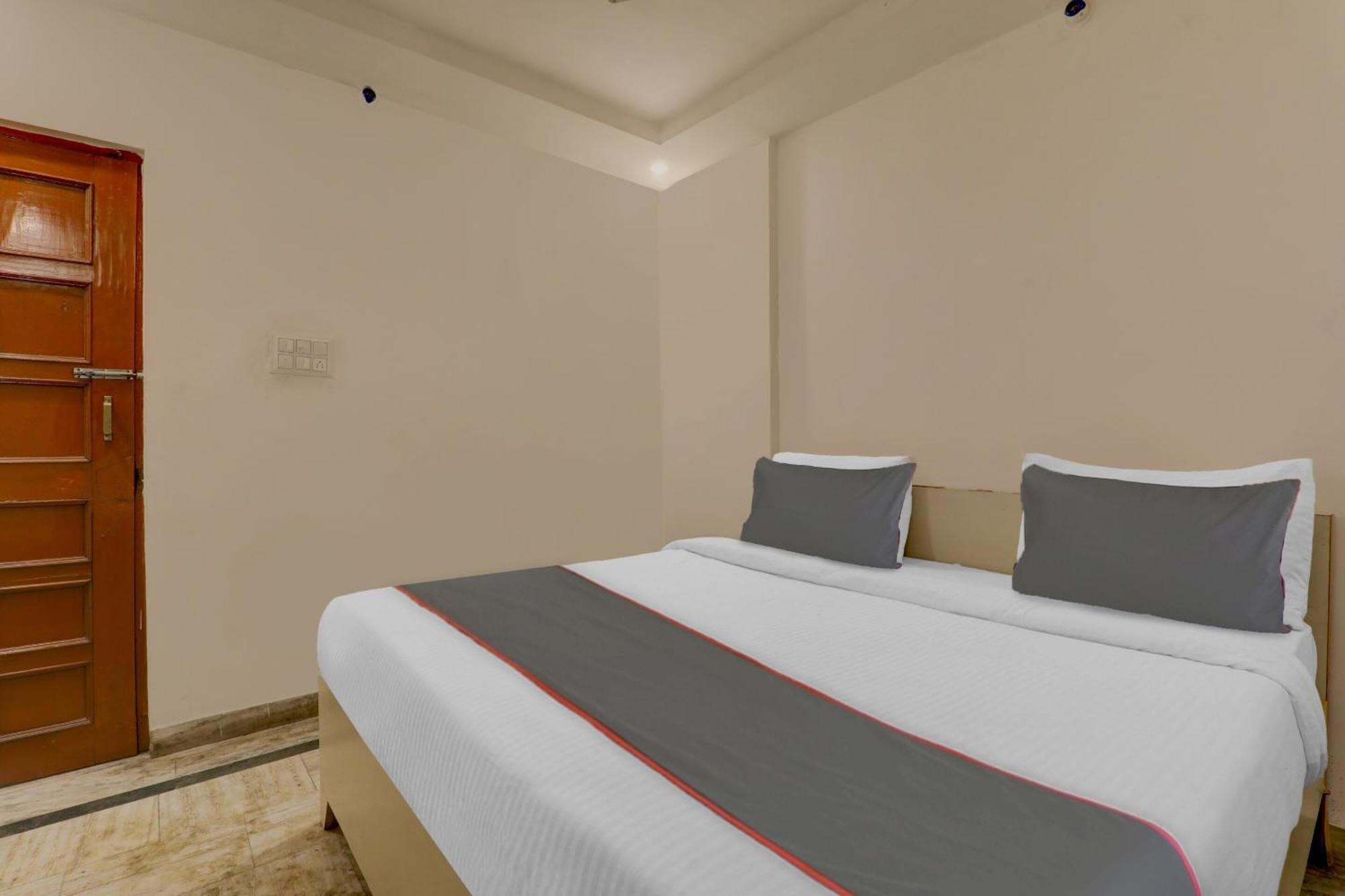Collection O Premier Near Hazratganj Hotel Лакнау Екстериор снимка