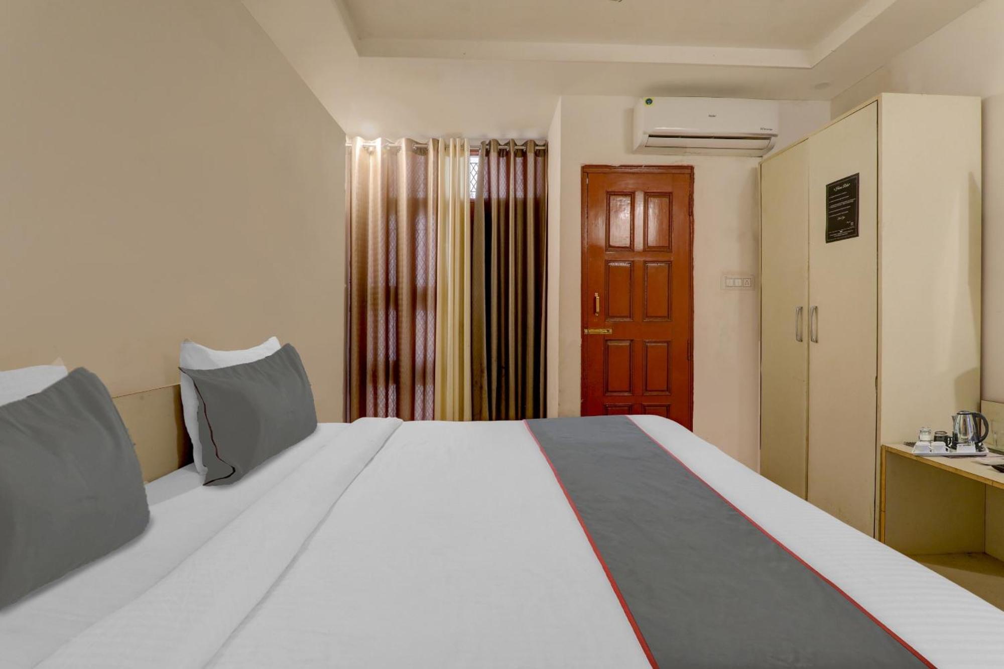 Collection O Premier Near Hazratganj Hotel Лакнау Екстериор снимка