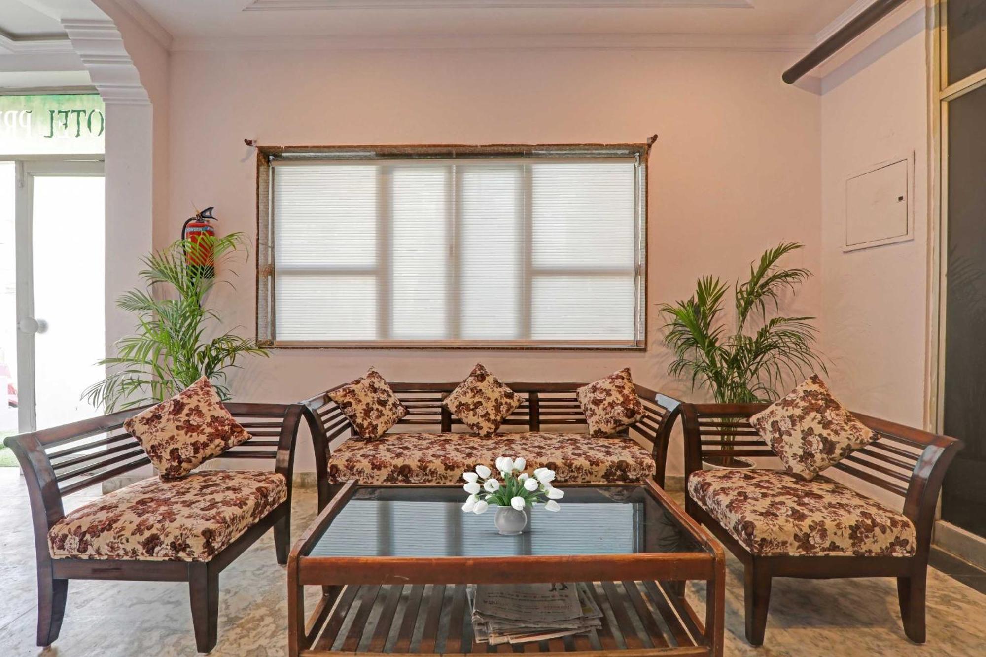 Collection O Premier Near Hazratganj Hotel Лакнау Екстериор снимка