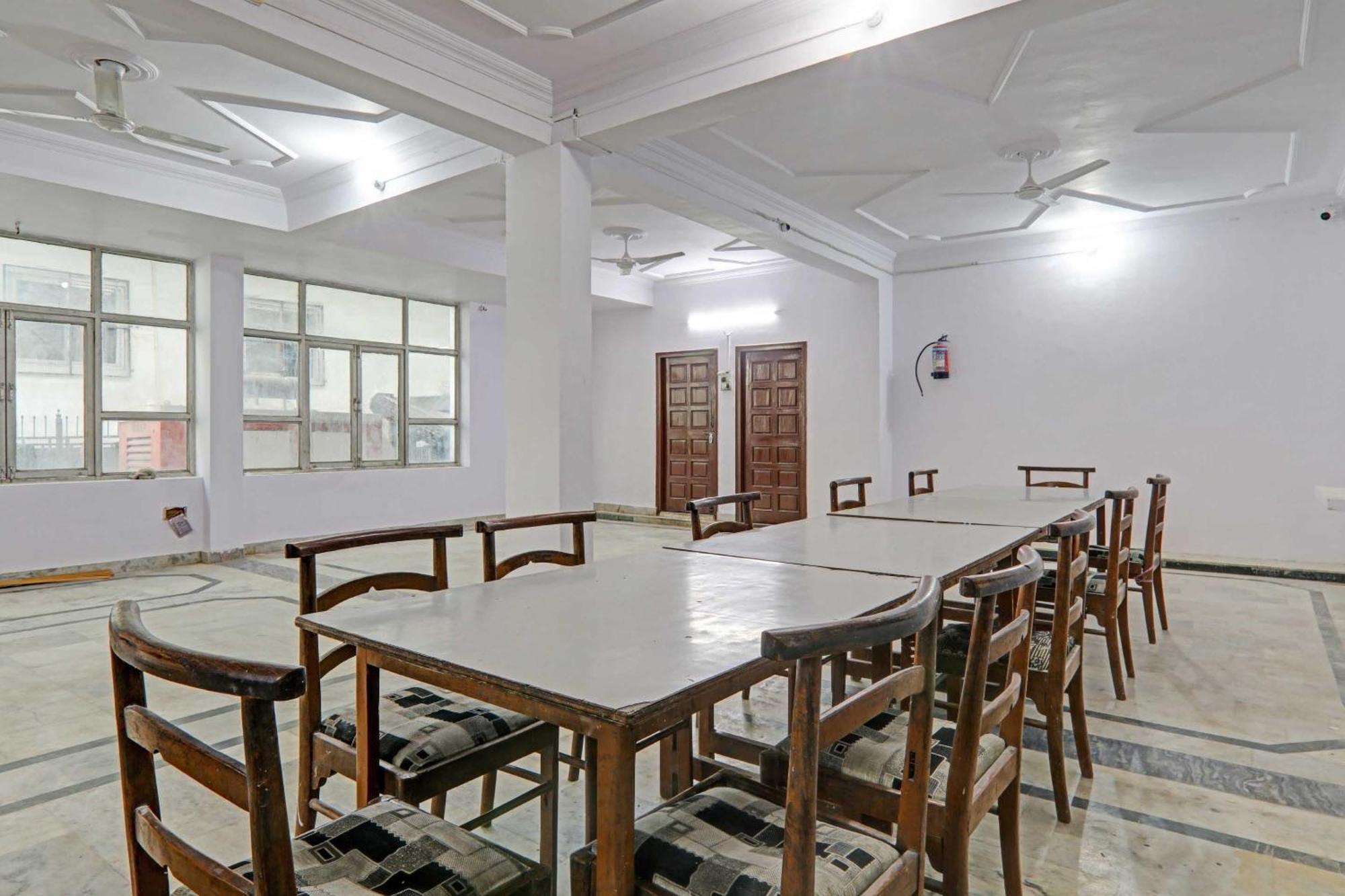 Collection O Premier Near Hazratganj Hotel Лакнау Екстериор снимка