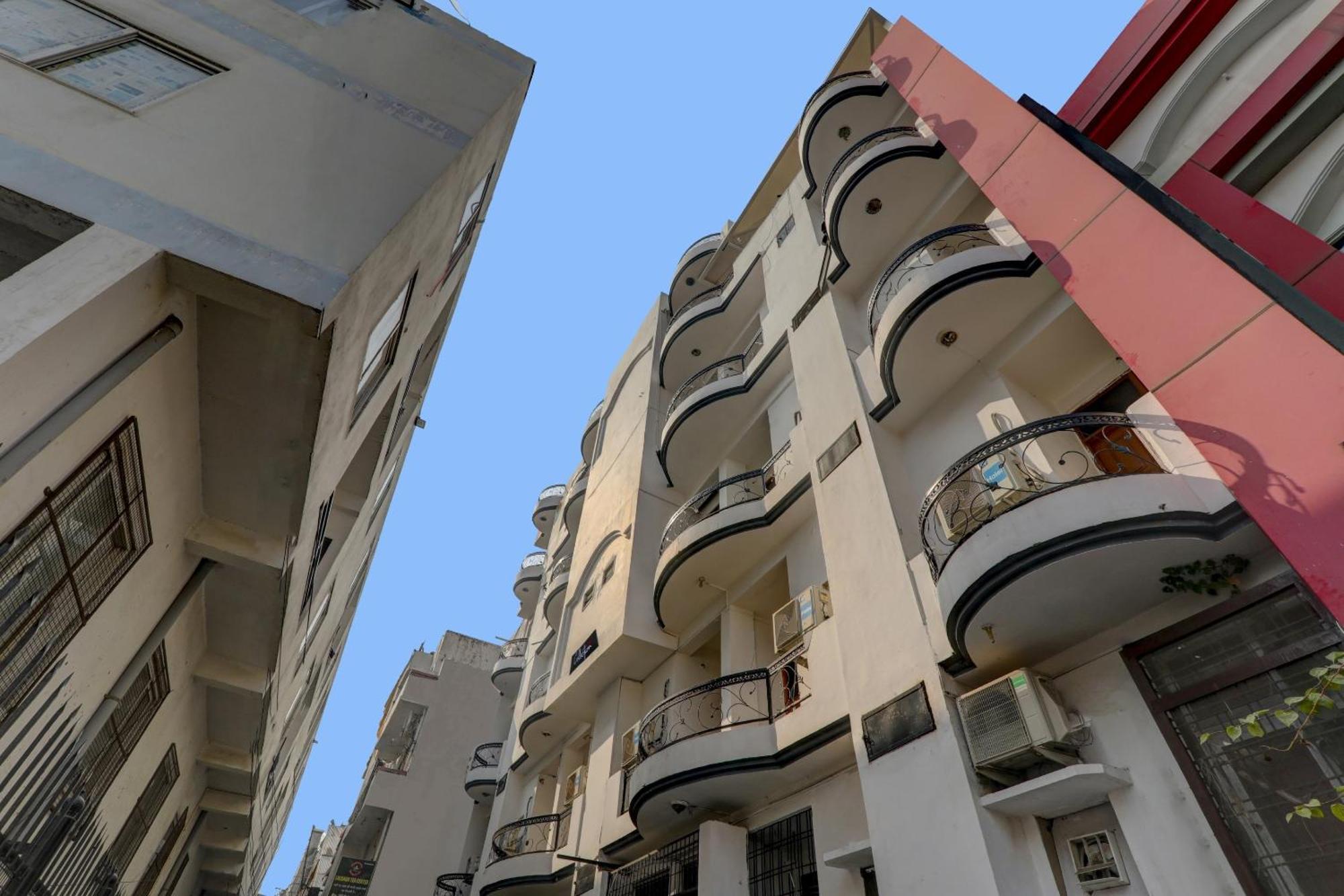 Collection O Premier Near Hazratganj Hotel Лакнау Екстериор снимка
