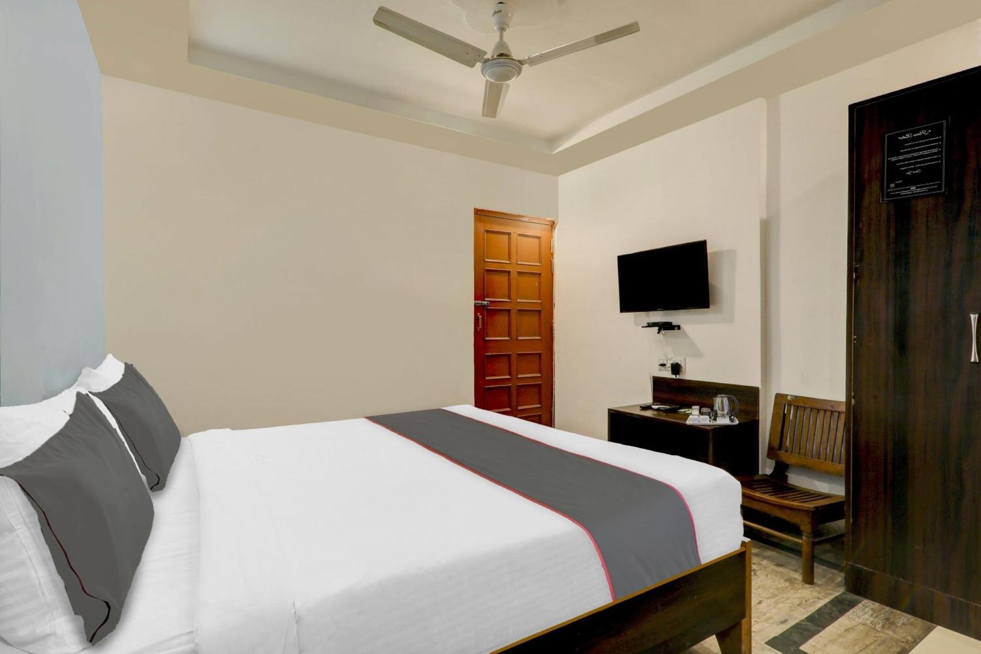 Collection O Premier Near Hazratganj Hotel Лакнау Екстериор снимка
