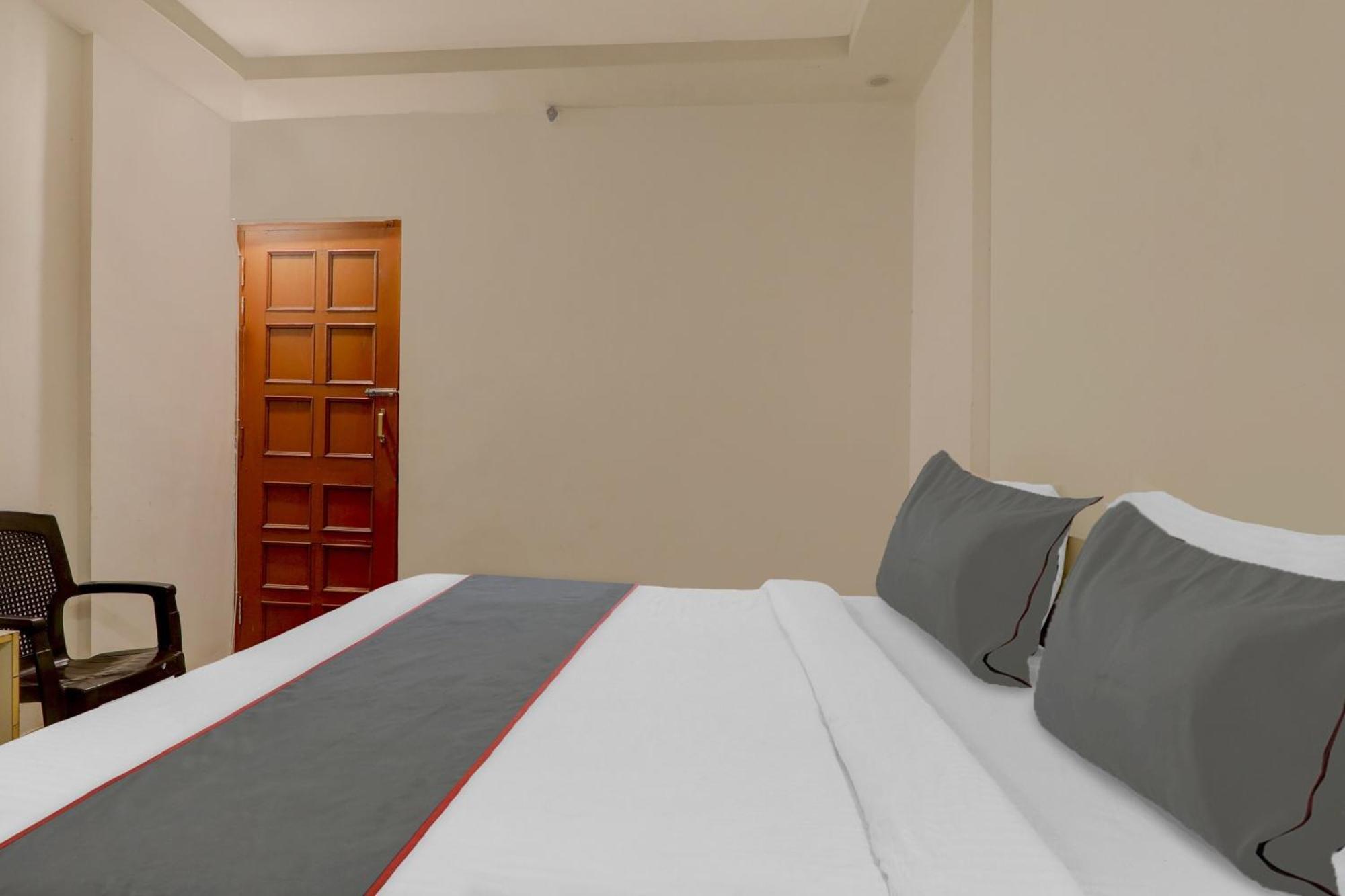 Collection O Premier Near Hazratganj Hotel Лакнау Екстериор снимка