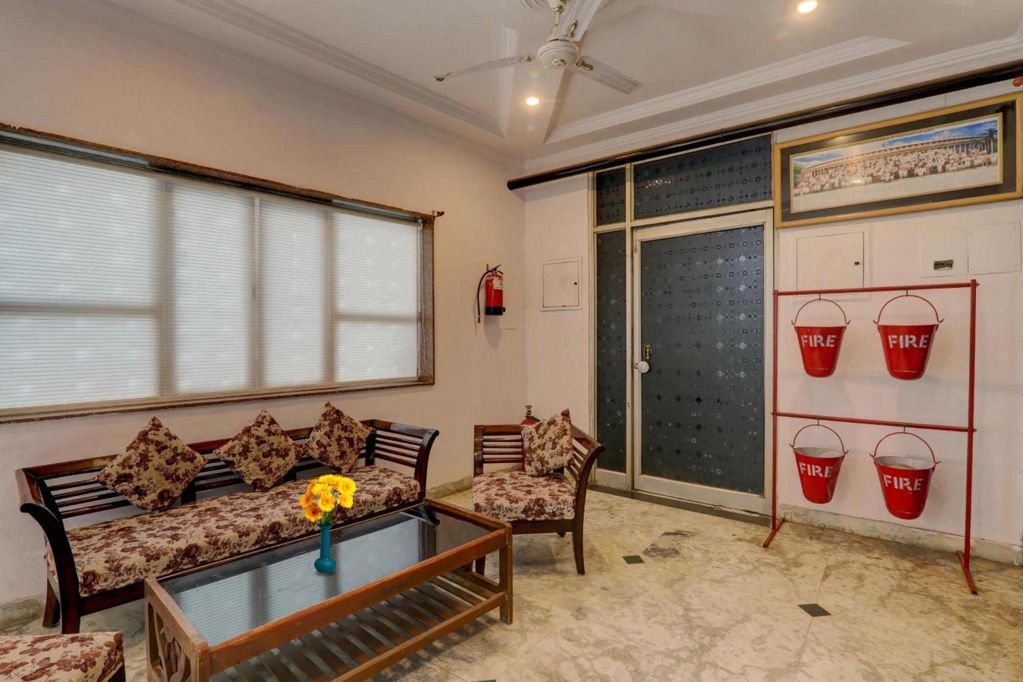 Collection O Premier Near Hazratganj Hotel Лакнау Екстериор снимка